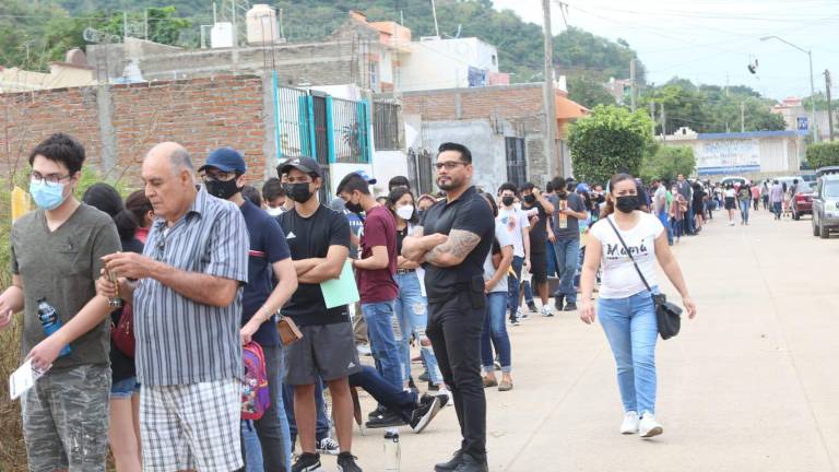 Ximena tarda 12 horas para ser vacunada en Mazatlán