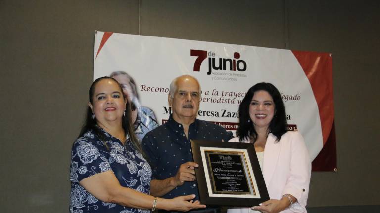 Lidia Oralia Sarabia, Alejandro Sicairos entregan el reconocimiento a Maria Teresa Zazueta, en representación de la maestra “Techa”