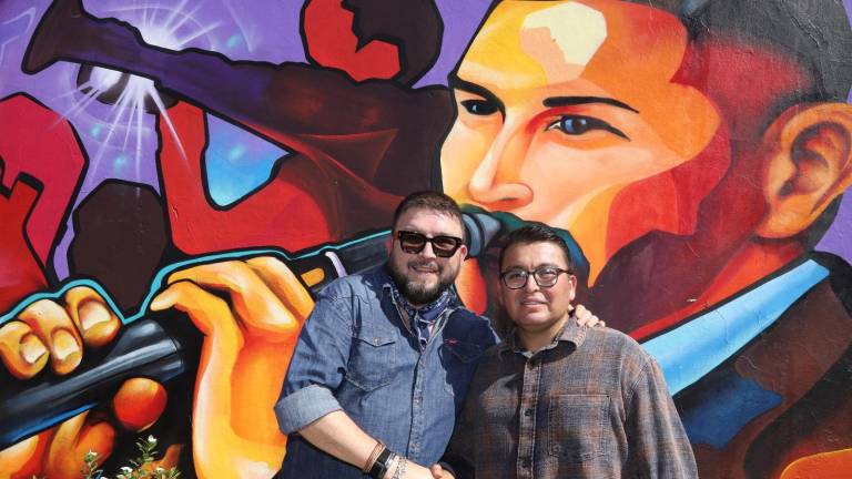 Poncho Lizárraga y Carlos Loaiza en el mural que se denomina ‘Ecos de Sinaloa: La banda que trascendió fronteras’.
