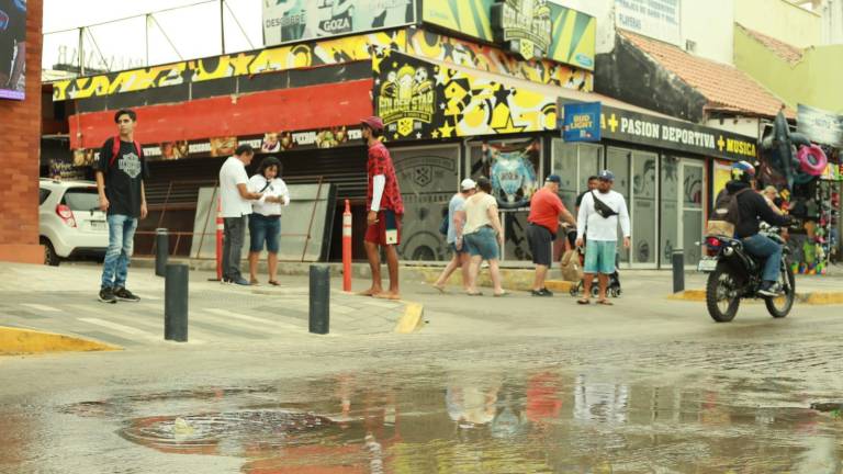 Las fugas de drenaje en la Zona Dorada de Mazatlán causan estragos.