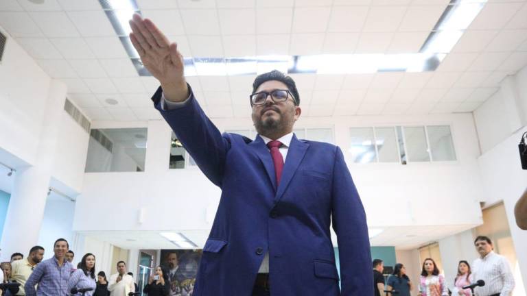Rogelio Olivas rinde protesta como nuevo Oficial Mayor en el Ayuntamiento de Mazatlán.
