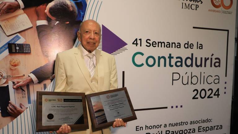 El contador público certificado Raúl Raygoza Esparza recibe un reconocimiento a su trayectoria de parte del Instituto Mexicano de Contadores Públicos de Sinaloa.
