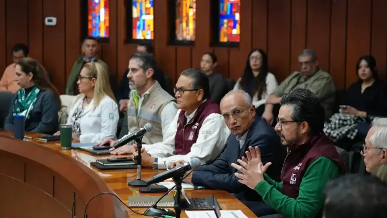 Zoé Robledo, director del IMSS, y Rafael Olivos, secretario general del SNTSS, encabezan las negociaciones para mejorar los salarios y las condiciones laborales del personal.