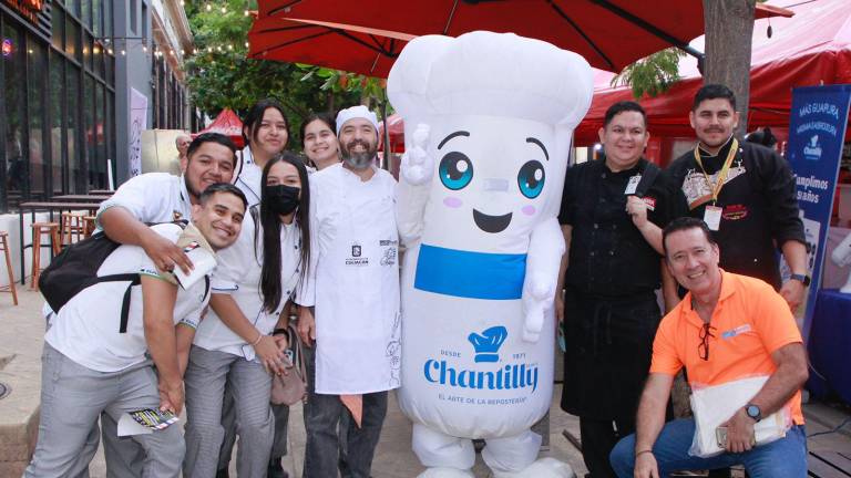 Estudiantes y organizadores disfrutan de la primera edición del Festival del Pan y sus Antojos.