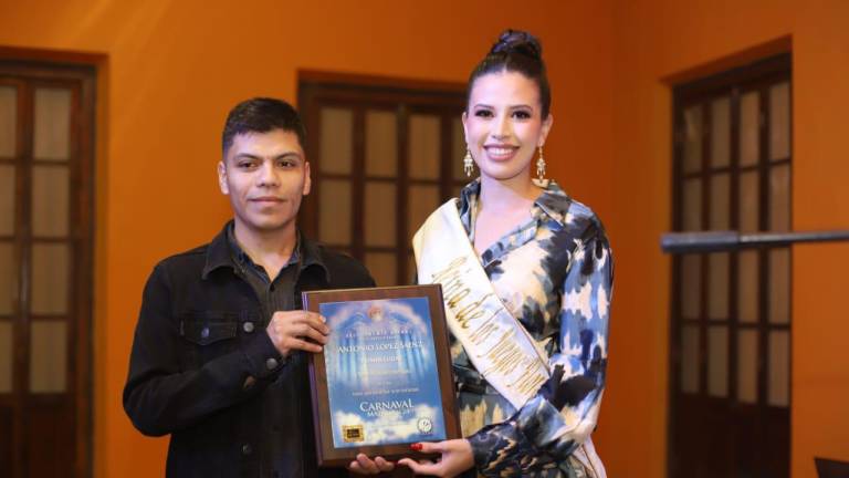 Tonatiuh Salcedo Rodríguez, ganador del primer lugar, recibe el premio de manos de Siu Ling Cotero Chío.
