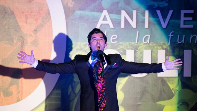 Canta Adrián Varela a México y sus raíces, en los festejos de aniversario de Culiacán