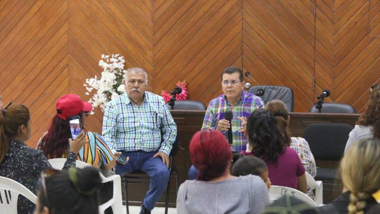 El dirigente del Movimiento Amplio Social Sinaloense, Miguel Ángel Sánchez Gutiérrez, y el Alcalde Édgar González, tocan el tema de los dos jóvenes desaparecidos.