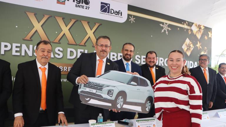 Entrega simbólica de automóvil a socia beneficiada.