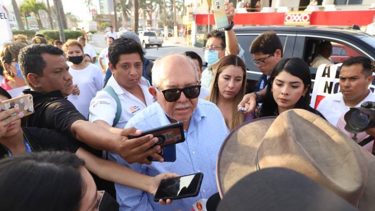 El Alcalde de Mazatlán, Luis Guillermo Benítez, dialoga con grupo de manifestantes.