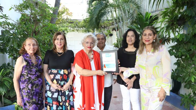 La poeta Julieta Montero recibe reconocimiento por su trayectoria y aportes a la literatura regional.