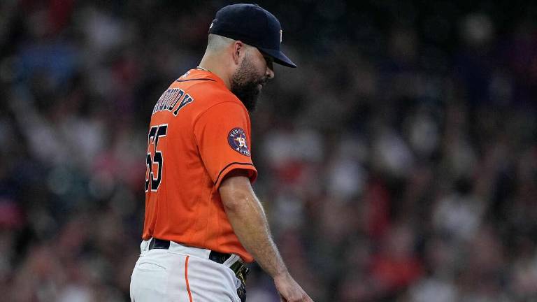 José Urquidy se llevó el triunfo la noche del domingo, pero terminó lesionado.