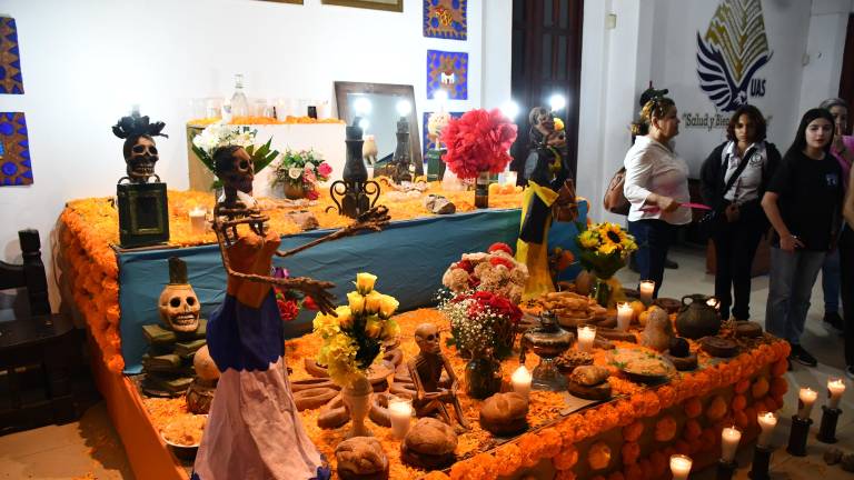 Un gran altar da la bienvenida a los asistentes a la exposición.