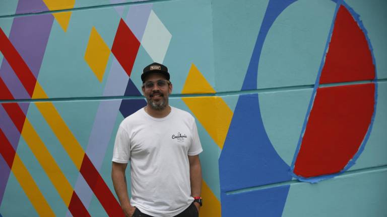 Teddy Kelly es diseñador, muralista y director de arte.