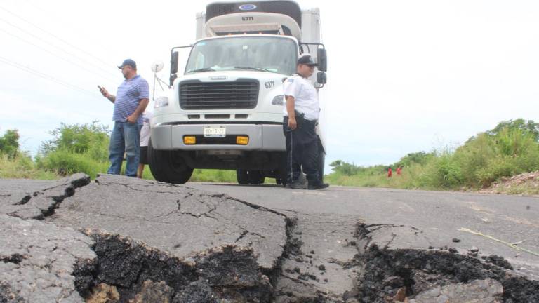 Un tramo de la carretera estatal a Agua Verde, en Rosario, se hundió en la zona donde se introdujo tubería de la presa Santa María.