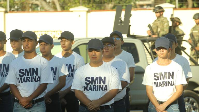 Jóvenes conscriptos recibieron la liberación de su cartilla del Servicio Militar durante una ceremonia este sábado en la Cuarta Región Naval en Mazatlán.
