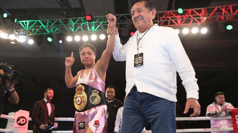 Érika Cruz retiene su título Pluma.