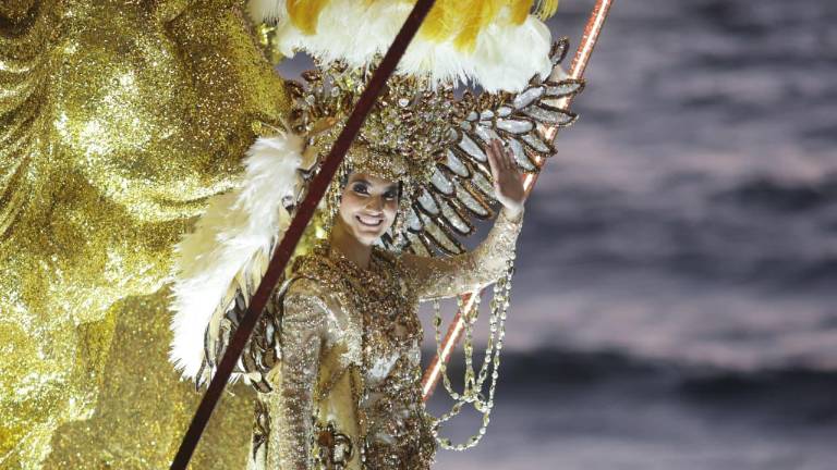 Anahí I, Reina del Carnaval de Mazatlán 2026 encabeza el primer Desfile de Domingo de Carnaval.