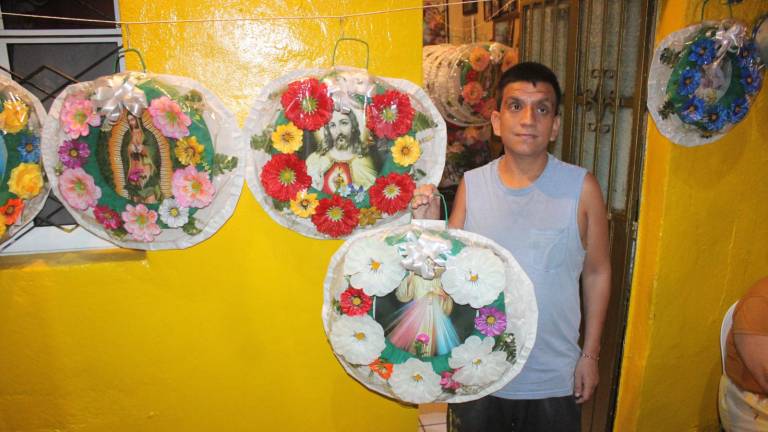 Toñito ofrece arreglos florales para este Día de Muertos.