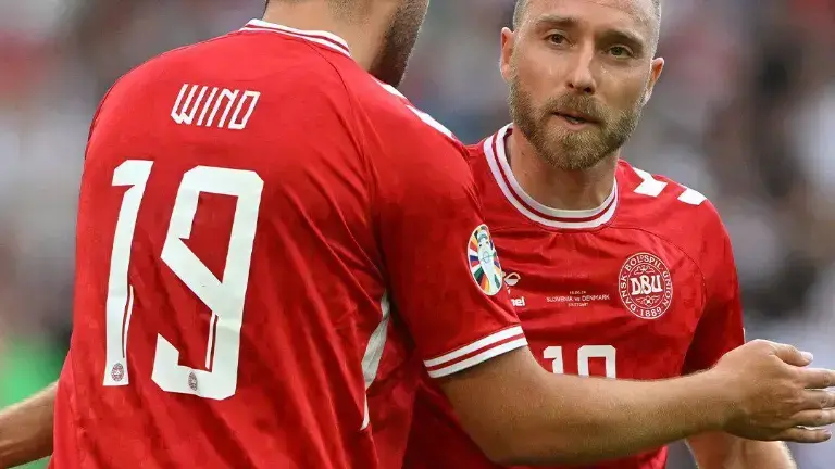 La Federación Danesa informó que el jugador se encuentra consciente y estable.