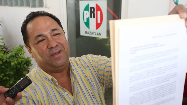 El ex Alcalde de Mazatlán Fernando Pucheta Sánchez acude al PRI municipal a presentar su renuncia.