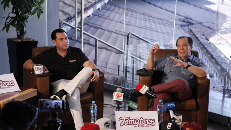 Mario Valdez y Héctor Ley López presiden la conferencia de prensa de los guindas.