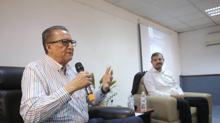 Feliciano Castro Melendrez estuvo en la Facultad de Ciencias Sociales de la UAS.