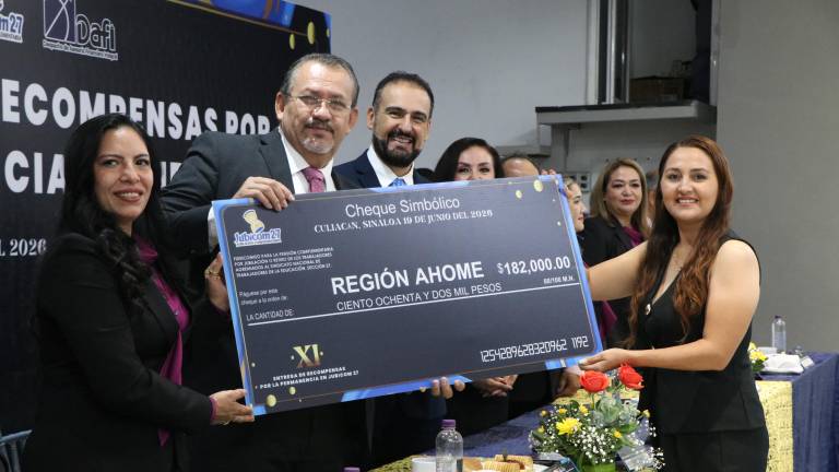 Personalidades del sector educativo formaron parte del presídium y hacen entrega simbólica a socia beneficiada de la región Ahome.