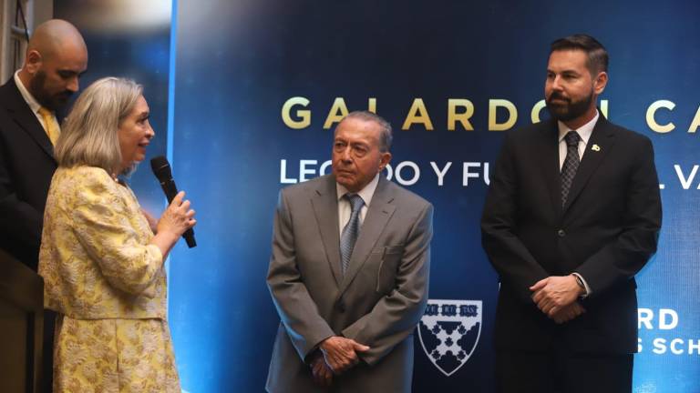 José Eduvigildo Carranza Beltrán recibió de Canacintra el reconocimiento a Grupo Pinsa como industria atunera líder.