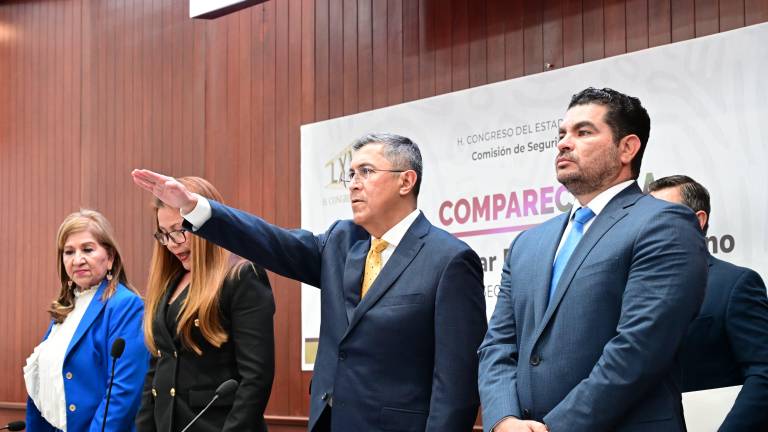 El Secretario de Seguridad Pública de Sinaloa, Óscar Rentería Schazarino, comparece ante el Congreso del Estado.