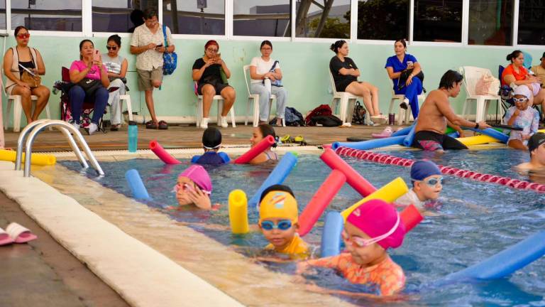 Con cupo lleno, inicia el Curso de Natación de Verano en Mazatlán.