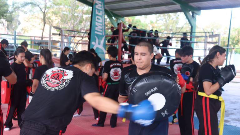 Entre 30 y 40 alumnos tomaron parte en la clase técnica de combate para kickboxing.