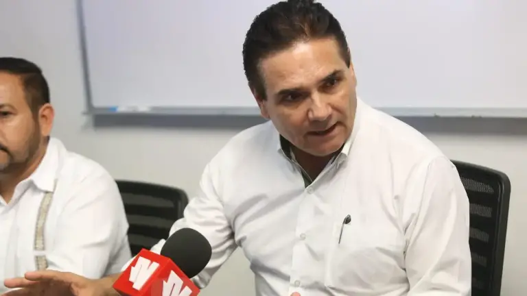 Un Juez local de Michoacán giró orden de aprehensión contra el ex Gobernador Silvano Aureoles.