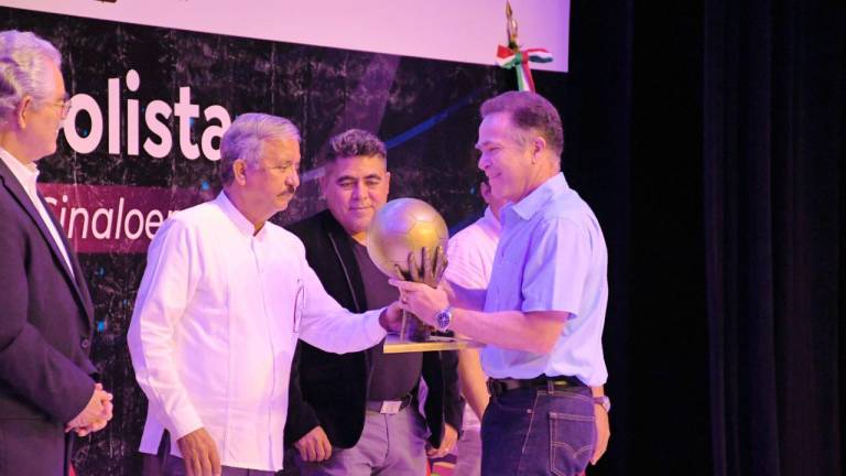 El Alcalde Jesús Estrada Ferreiro encabezó la entrega de reconocimientos.