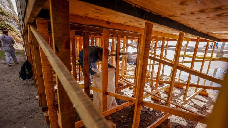 Instalación de tarimas en la zona de Olas Altas para la celebración del Carnaval de Mazatlán.