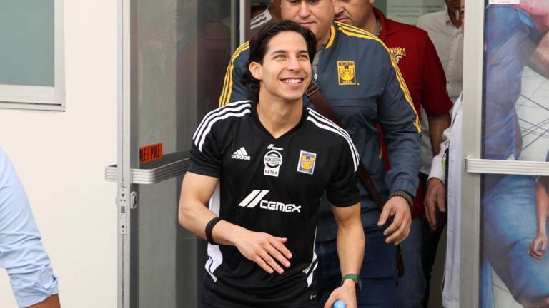 Diego Lainez ya posó con los colores de su nuevo equipo.