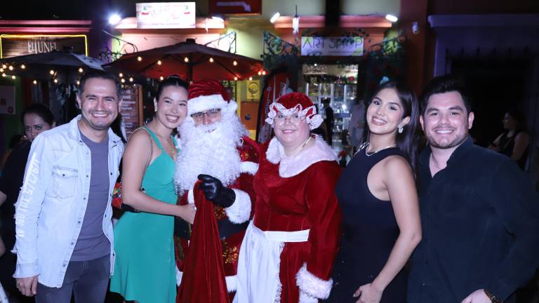 Disfrutan mazatlecos la Gala Navideña en el Teatro Ángela Peralta