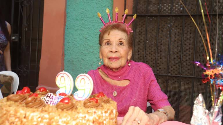 Lolita Woo Angulo feliz de festejar sus 99 años de vida.