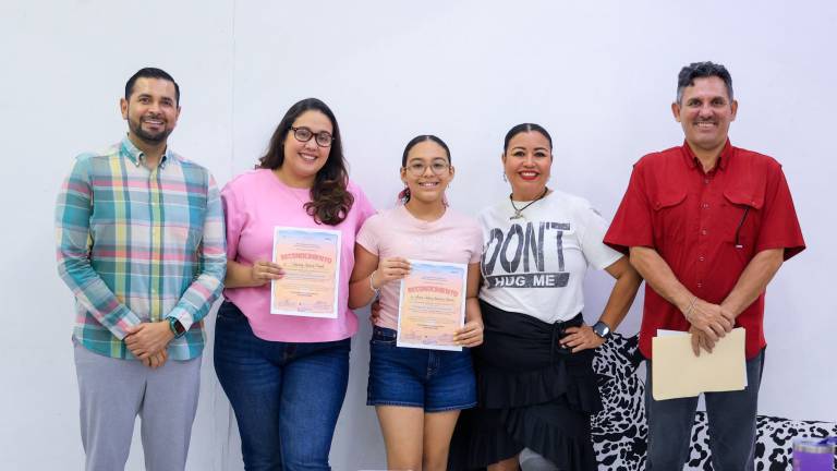 Vianney García y Annia Valeria Barraza participan en el taller.