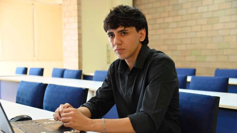 El estudiante de maestría Johan Maximiliano Carreón Hernández desarrolla asistente virtual para la construcción.