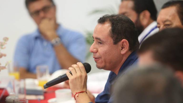 Jorge Guadalupe González expuso la situación de la Jumapam con integrantes de la Cámara Mexicana de la Industria de la Construcción Delegación Sinaloa Sur.