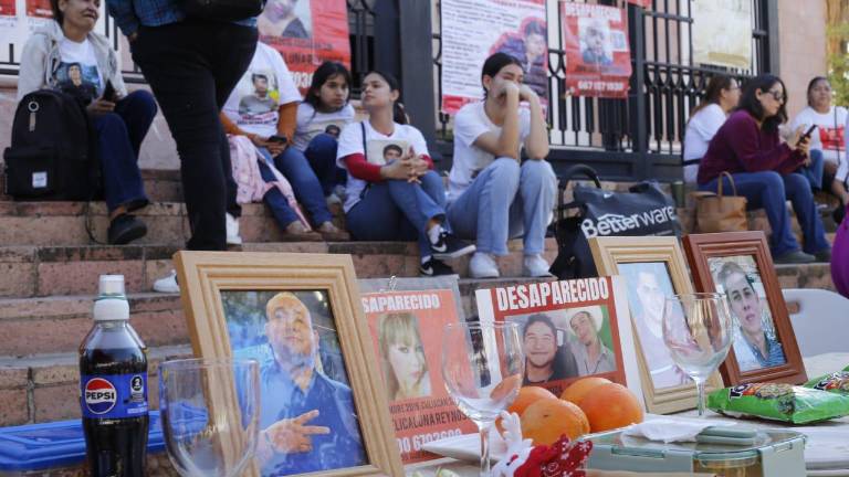En la escalinata de la Catedral de Culiacán montan las sillas vacías en memoria de las personas desaparecidas.