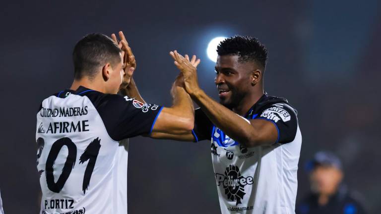 Raúl Zúñiga (der.) se luce con triplete.