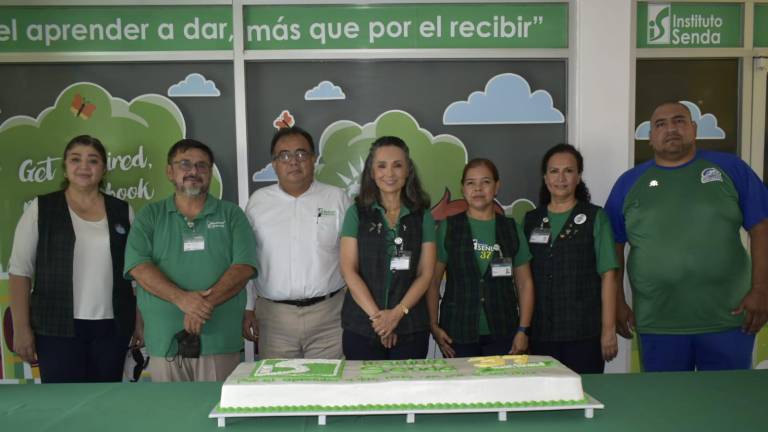 Directivos y maestros del Instituto Senda celebran 37 años en las instalaciones del plantel.