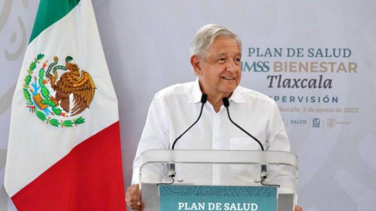 Andrés Manuel López Obrador durante la supervisión del plan de salud IMSS-Bienestar en Tlaxcala.