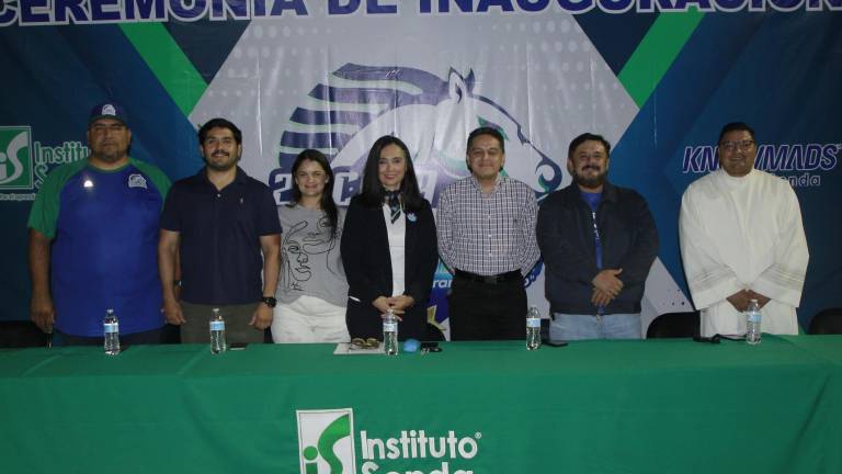 Directivos del Instituto Senda encabezan el evento.