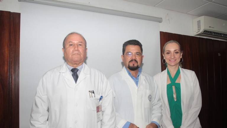 Los doctores Jaime Camacho, Octavio Sánchez Fierro y María Isabel Zazueta, encabezan la nueva mesa directiva.