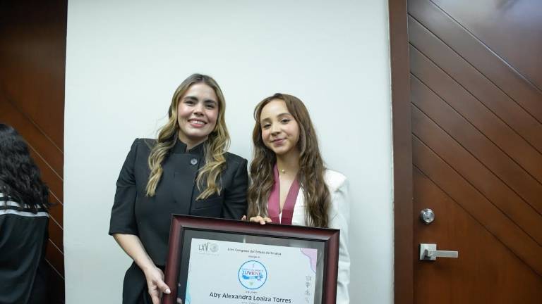 La Alcaldesa de Culiacán, Ana Miriam Ramos Villarreal, con la joven galardonada Aby Alexandra Loaiza Torres.