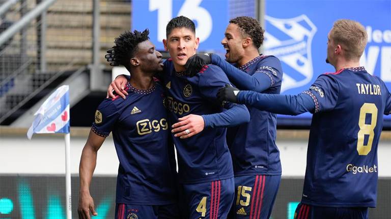 Edson Álvarez es felicitado por sus compañeros.