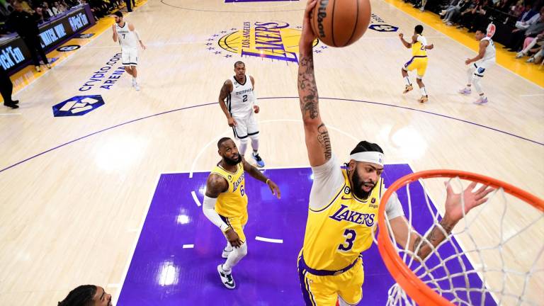 Lakers domina en casa y avanza de ronda