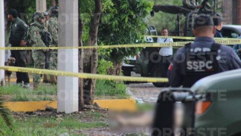 Elementos de seguridad resguardan la zona donde fue localizada sin vida la trabajadora del penal de Aguaruto.